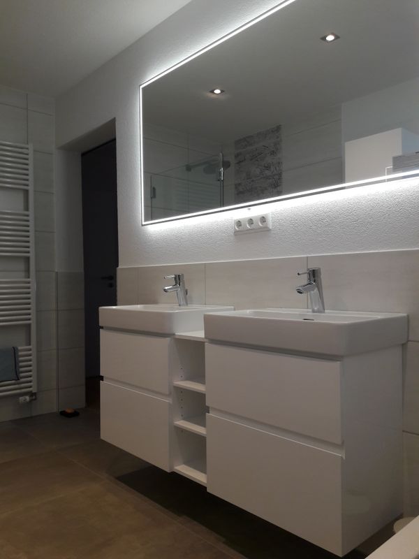 Badezimmermöbel weiß, mit Spiegel indirekt beleuchtet geschlossen