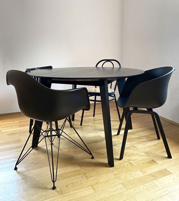 Schwarzer runder Tisch mit Stühlen