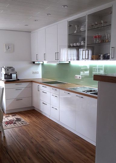 hochglanz Küche, Nahaufnahme, Anzeige Ofen und Arbeitsplatz, Ansicht rechts